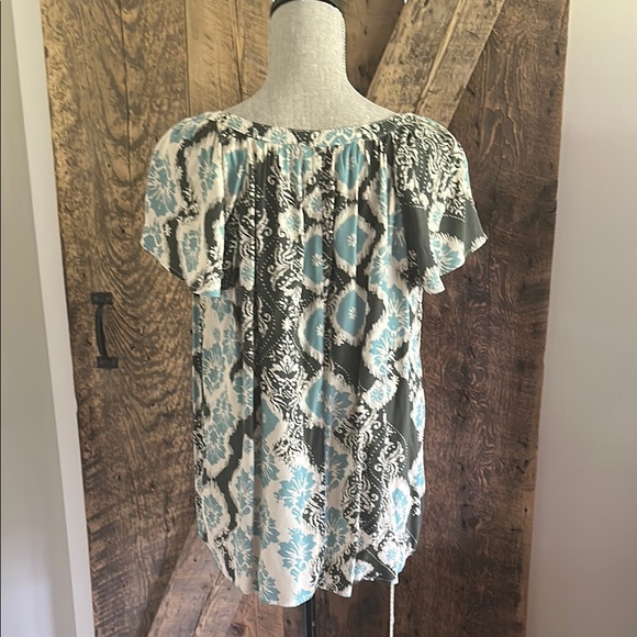 Light Patterned Women's Blouse - Picture 9 of 9